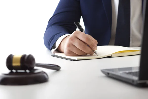 Recht, advies en juridische diensten concept. Advocaat en procureur teamvergadering gelet op law firm. — Stockfoto