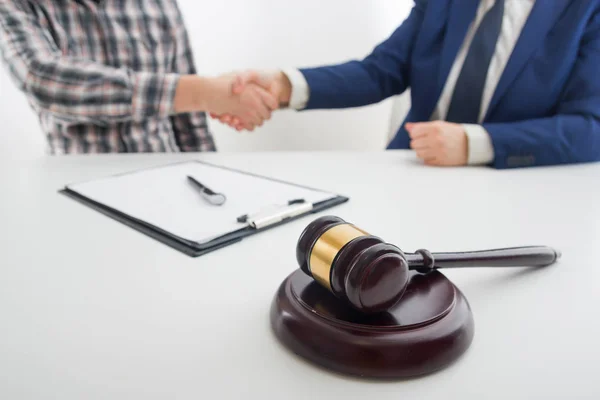 Recht, advies en juridische diensten concept. Advocaat en procureur teamvergadering gelet op law firm. — Stockfoto