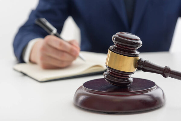 Закон, консультирование и концепция юридических услуг. Адвокат и адвокат проводят встречу в юридической фирме
.