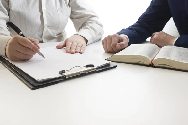 Concepto de derecho, asesoramiento y servicios jurídicos. Abogado y abogado teniendo reunión de equipo en el bufete de abogados . — Foto de Stock