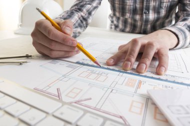Mimarlar plan, gayrimenkul projesi üzerinde çalışıyor. Mimar işyeri. İnşaat konsepti. Mühendislik araçları.