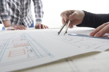Mimarlar plan, gayrimenkul projesi üzerinde çalışıyor. Mimar işyeri. İnşaat konsepti. Mühendislik araçları.