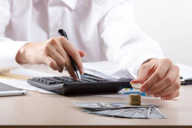 Para, finans, iş büyüme kavramı, tasarruf, yakın çekim kadın el altın sikke istifleme