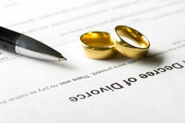 Evlilik yüzüğü ve kalem ile boşanma kararı formu