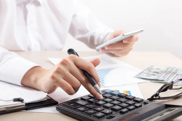 Gros plan d'une femme comptable ou banquière faisant des calculs. Épargne, finances et concept d'économie — Photo