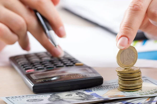 Geld, financiële, zakelijke groei concept, besparingen, close up van vrouwelijke hand stapelen van gouden munten — Stockfoto