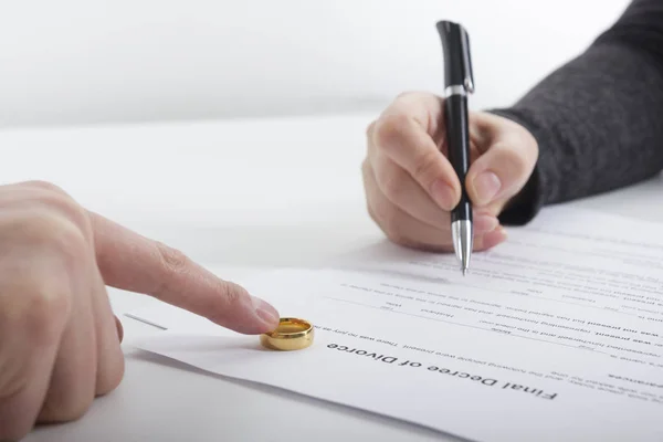 Manos de esposa, marido firmando decreto de divorcio, disolución, cancelación de matrimonio, documentos de separación legal, presentación de documentos de divorcio o acuerdo prematrimonial preparado por el abogado. Anillo de boda —  Fotos de Stock