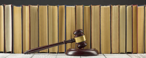 Правовий закон концепція-відкритий закон книгу з дерев'яними суддями Гавел на столі в залі суду або правоохоронний офіс. — стокове фото