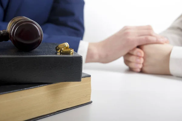 Concetto di divorzio. Mani della moglie, marito firma decreto di divorzio, annullamento del matrimonio, documenti di separazione legale . — Foto Stock