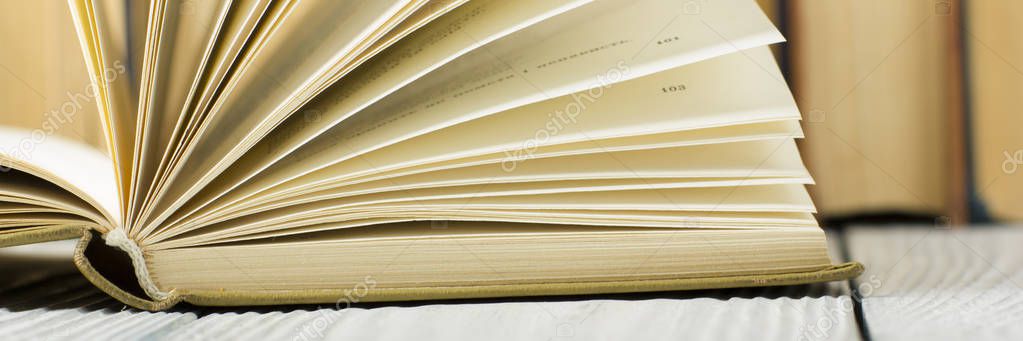Buku terbuka, buku-buku hardback di meja kayu. Kembali ke sekolah. Salin ruang — Stok Gambar Buku terbuka, buku-buku hardback di meja kayu. Kembali ke sekolah. Salin ruang Stok Gambar