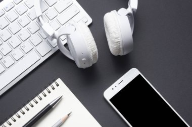 Ofis resepsiyon masası malzemeleri ile. Düz yatıyordu iş işyeri ve nesneleri. Üstten Görünüm. Metin için yer kopyalayın