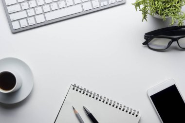 Ofis resepsiyon masası malzemeleri ile. Düz yatıyordu iş işyeri ve nesneleri. Üstten Görünüm. Metin için yer kopyalayın