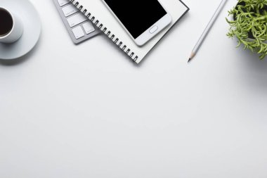 Ofis resepsiyon masası malzemeleri ile. Düz yatıyordu iş işyeri ve nesneleri. Üstten Görünüm. Metin için yer kopyalayın