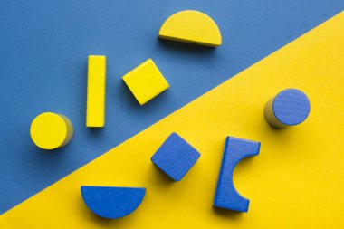 Beyaz zemin üzerine eğitim gelişmekte olan oyuncak çerçeve çocuklar. Üstten Görünüm. Düz yatıyordu. Metin için yer kopyalayın