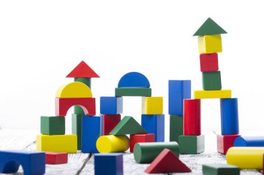 Beyaz arka plan üzerinde izole çocuk oyuncakları kümesi