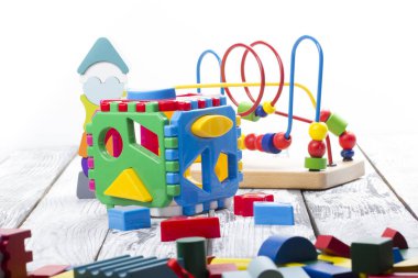 Beyaz arka plan üzerinde izole çocuk oyuncakları kümesi