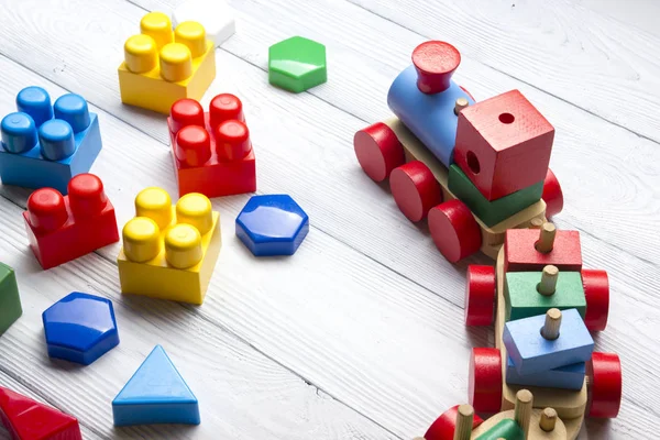 Kinderen educatieve ontwikkeling speelgoed frame op witte achtergrond. Bovenaanzicht. Flat lag. Ruimte voor tekst kopiëren — Stockfoto