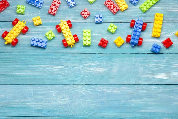 Cadre de jouets colorés pour enfants sur fond en bois. Vue de dessus. Pose plate. Espace de copie pour le texte — Photo