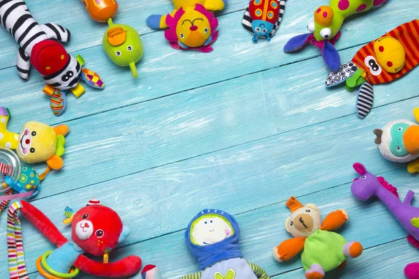 Kolorowe zabawki dla dzieci rama na drewnianym tle. Widok z góry. Płaski lay. Kopiuj miejsce dla tekstu. — Zdjęcie stockowe