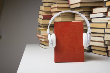 Açık kitap, ahşap masadaki ciltli kitaplar. Okula dönelim. Boşluğu kopyala