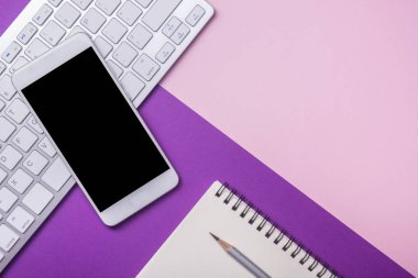 Ofis resepsiyon masası malzemeleri ile. Düz yatıyordu iş işyeri ve nesneleri. Üstten Görünüm. Metin için yer kopyalayın