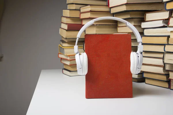 Open boek, hardback boeken op houten tafel. Terug naar school. Kopieerruimte — Stockfoto