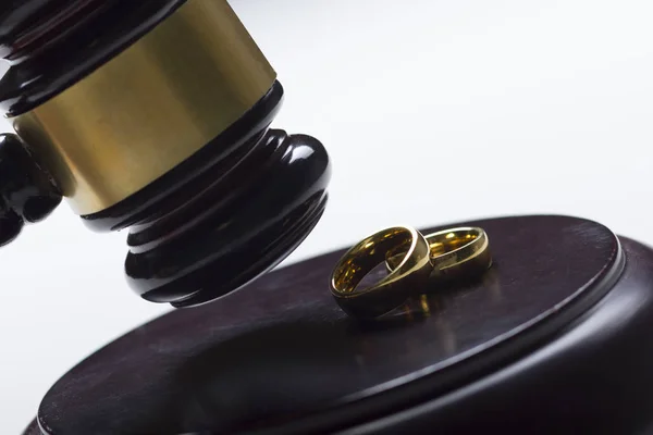 Echtscheiding-concept. Close up van trouwringen en rechter hamer — Stockfoto