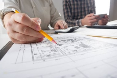 Mimarlar plan, gayrimenkul projesi üzerinde çalışıyor. Mimar işyeri. İnşaat konsepti. Mühendislik araçları.