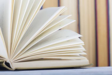 Açık kitap, ahşap masadaki ciltli kitaplar. Okula dönelim. Boşluğu kopyala