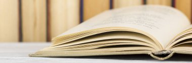 Açık kitap, ahşap masadaki ciltli kitaplar. Okula dönelim. Boşluğu kopyala