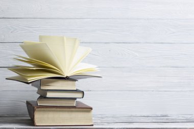 Açık kitap, ahşap masadaki ciltli kitaplar. Okula dönelim. Boşluğu kopyala