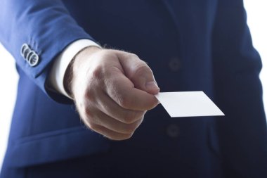Beyaz arka plan üzerinde beyaz kartvizit tutan el