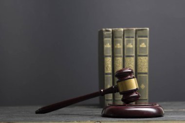 Hukuk konsepti - Beyaz arka planda izole edilmiş bir mahkeme salonunda ya da emniyet teşkilatında ahşap yargıç tokmağı olan bir hukuk kitabı. Metin için alanı kopyala.