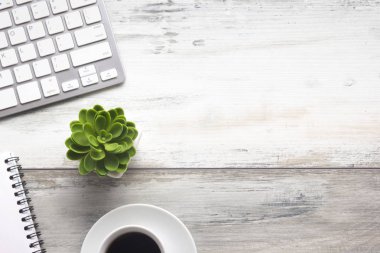 Bilgisayarlı beyaz masa ofisi, akıllı telefon ve bir fincan kahveli diğer iş malzemeleri. Metni kopyalamak için üst görünümü kullan. Desenci çalışma alanı düz masa üzerinde temel elementler yatıyordu