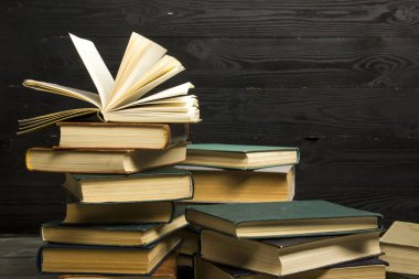 Açık kitap, ahşap masadaki ciltli kitaplar. Okula dönelim. Boşluğu kopyala.