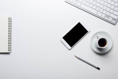 Ofis resepsiyon masası malzemeleri ile. Düz yatıyordu iş işyeri ve nesneleri. Üstten Görünüm. Metin için yer kopyalayın