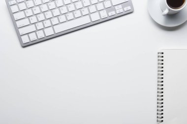 Ofis resepsiyon masası malzemeleri ile. Düz yatıyordu iş işyeri ve nesneleri. Üstten Görünüm. Metin için yer kopyalayın