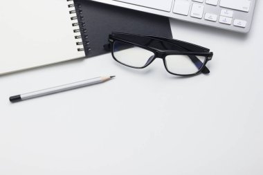Ofis resepsiyon masası malzemeleri ile. Düz yatıyordu iş işyeri ve nesneleri. Üstten Görünüm. Metin için yer kopyalayın