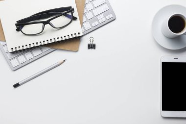 Ofis resepsiyon masası malzemeleri ile. Düz yatıyordu iş işyeri ve nesneleri. Üstten Görünüm. Metin için yer kopyalayın