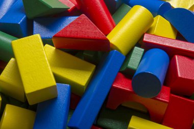 Beyaz zemin üzerine eğitim gelişmekte olan oyuncak çerçeve çocuklar. Üstten Görünüm. Düz yatıyordu. Metin için yer kopyalayın