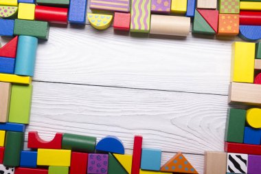 Ahşap arka plan üzerinde renkli çocuk oyuncakları çerçeve. Üst te. Düz yatıyordu. Metin için alan kopyalama.