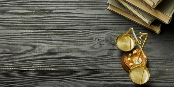 法律の概念-白い背景に隔離された法廷または法執行機関のテーブルの上に木製の裁判官とのオープン法律書。テキストのコピースペース. — ストック写真