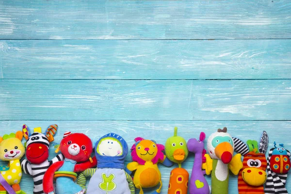 Барвисті дитячі іграшки обрамляють на дерев'яному тлі. Вид зверху. Пласка лежала. Копіювати простір для тексту . — стокове фото