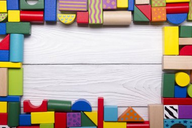 Ahşap arka plan üzerinde renkli çocuk oyuncakları çerçeve. Üst te. Düz yatıyordu. Metin için alan kopyalama.