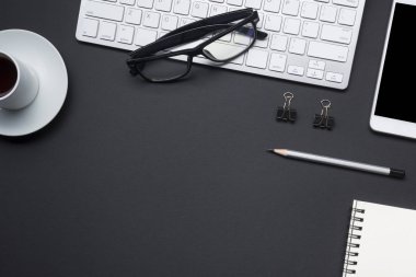 Ofis resepsiyon masası malzemeleri ile. Düz yatıyordu iş işyeri ve nesneleri. Üstten Görünüm. Metin için yer kopyalayın