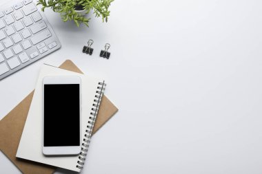 Ofis resepsiyon masası malzemeleri ile. Düz yatıyordu iş işyeri ve nesneleri. Üstten Görünüm. Metin için yer kopyalayın