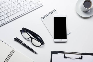 Ofis resepsiyon masası malzemeleri ile. Düz yatıyordu iş işyeri ve nesneleri. Üstten Görünüm. Metin için yer kopyalayın