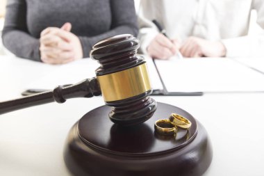 Karı-koca, boşanma, boşanma, fesih, iptal, yasal boşanma belgeleri, boşanma evrakları ya da avukatın hazırladığı evlilik öncesi anlaşma. Evlilik yüzüğü.