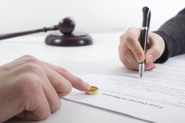 Boşanma konsepti. Eşinin elleri, boşanma kararı imzalama, evliliğin iptali, yasal ayrılık belgeleri.