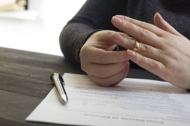 Karı-koca, boşanma, boşanma, fesih, iptal, yasal boşanma belgeleri, boşanma evrakları ya da avukatın hazırladığı evlilik öncesi anlaşma. Evlilik yüzüğü.
